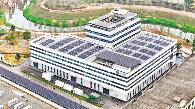 清安智慧零碳產業園裡,廠房屋頂、停車棚上都整齊排列著光伏板。這層能發電的“外衣”,可以將光能源源不斷轉化為電能。通訊員 雷鍵 攝/視覺重慶