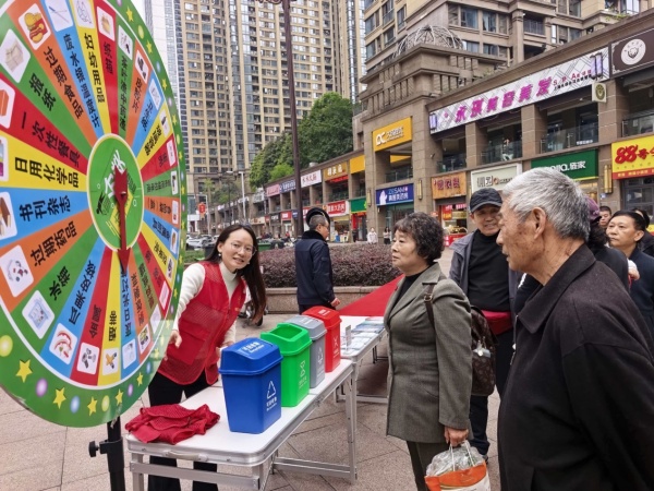 居民参加趣味大转盘答题闯关。曾辉摄