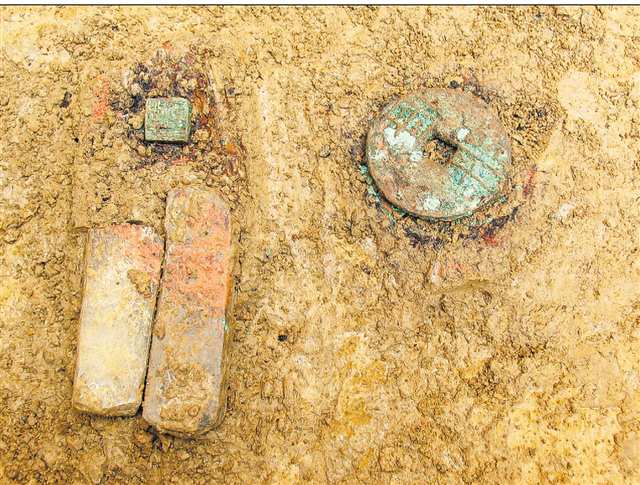 M36随葬铜印章、铜钱。