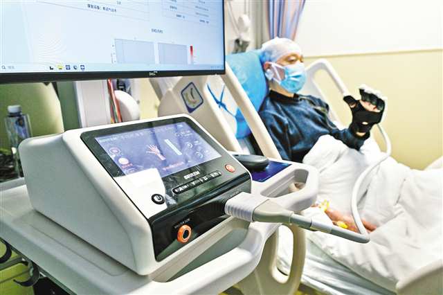 3月23日,患者通過腦機接口主動康復系統,利用“運動想象”模式進行康復訓練。記者 張春曉 攝/視覺重慶