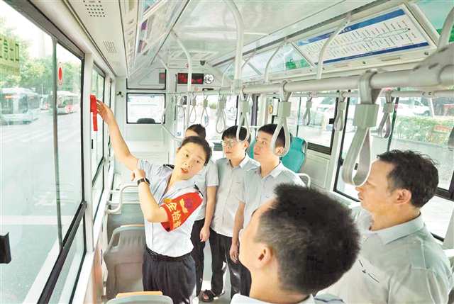 張紅玫（左一）在對駕駛員進行培訓。（受訪者供圖）