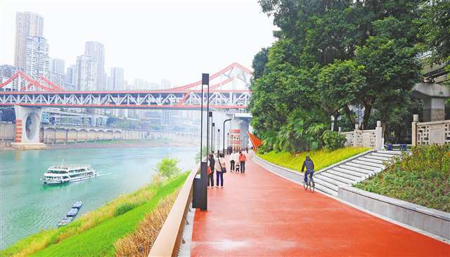 3月24日，市民游客在嘉濱路大溪溝段嘉賓裡濱江示范段休閑游玩。該示范段是近期兩江四岸生態建設取得的又一成果。特約攝影 鐘志兵/視覺重慶