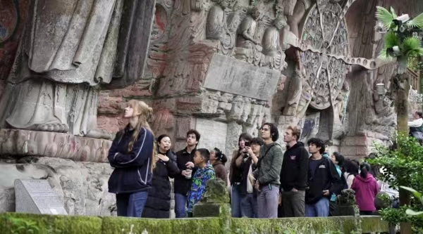 合唱团在大足石刻参观。大足区委宣传部供图