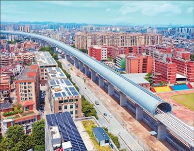 广湛高铁高中立交特大桥全封闭式声屏障。  黄 春摄