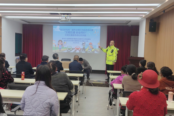 交巡警通过典型事故案例“以案说法”。七星岗街道供图