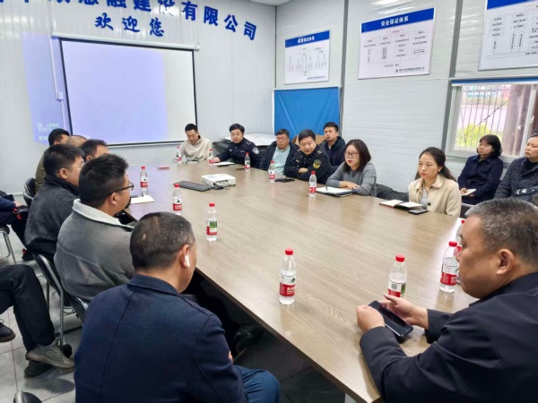 鱼嘴镇召开政企沟通座谈会，面对面听诉求解难题。周晓玲摄