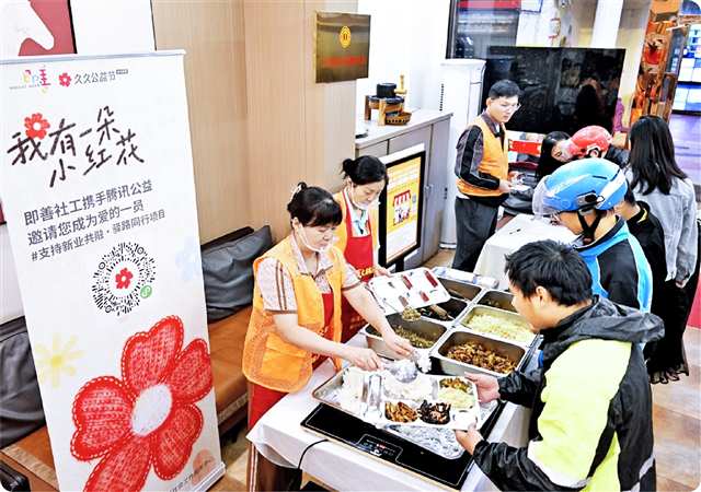 南岸區彈子石街道東山坪社區的“友好驛站”開展愛“新”助餐服務。