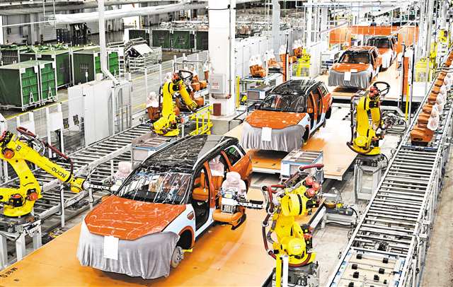 龍盛新城賽力斯汽車超級工廠,機器手臂在安裝座椅。