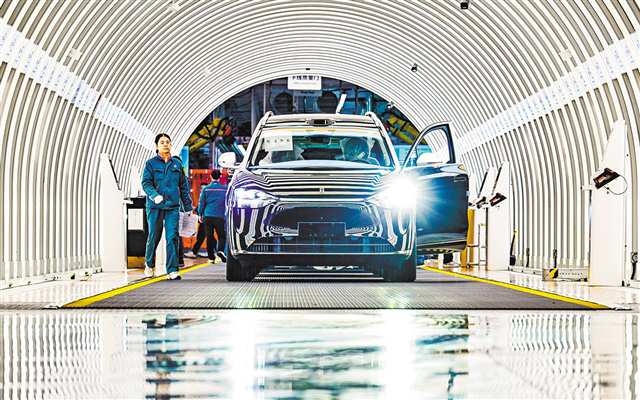 賽力斯汽車超級工廠,工人在對問界M9進行檢查。本組圖片均由記者張錦輝攝/視覺重慶