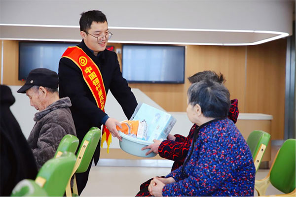 普及金融知识。中国银行重庆市分行供图