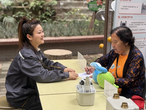 周盈盈指导用户业务办理。重庆燃气集团供图