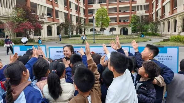 學生積極參與互動。江津區委宣傳部供圖