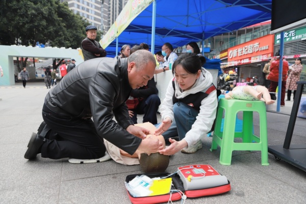居民現場學習急救技能。趙海攝