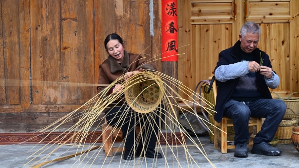 村民正在手工编织箩筐。李波摄