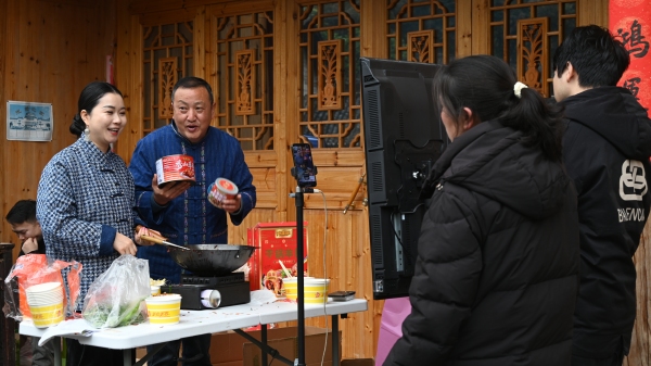 大寨村,村民正在直播带货。李波摄