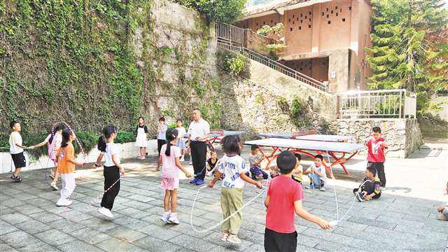 陳建軍老師在指導學生進行跳繩訓練。（受訪者供圖）