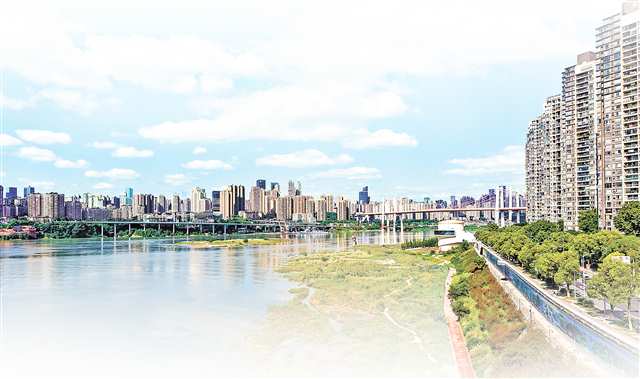 南岸區，藍天白雲下的南濱路雅巴洞江灘公園。（本報資料圖片）特約攝影 郭旭/視覺重慶