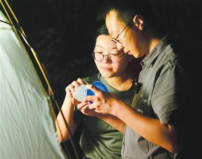 張超(右)和張芯語在觀察飛蛾。 蘇盛宇攝