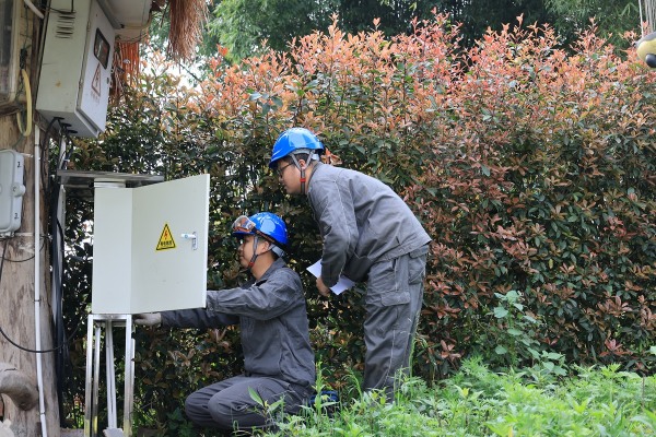 电力工人检查客户设备用电安全。国网重庆大足供电公司供图