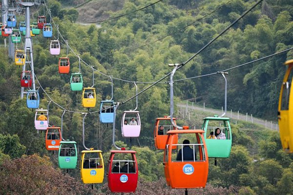 涪陵美心红酒小镇推出“坐着索道上春山”为主题活动。景区供图