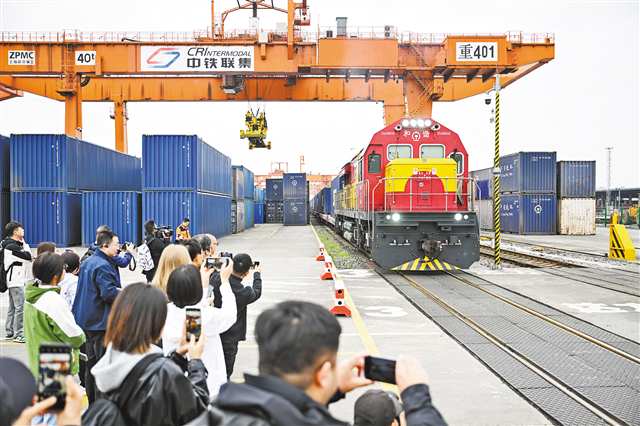 圖為在重慶國際物流樞紐園區，攝影記者拍攝班列發車。