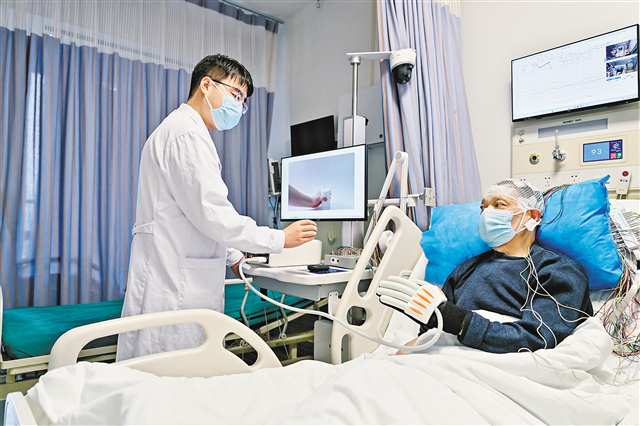 三月二十三日，重医附二院，患者通过脑机接口主动康复系统进行康复训练。记者 张春晓 摄\视觉重庆