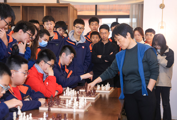 謝軍與學生對弈。曾英豪攝