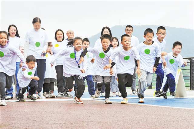 3月28日，北碚区，家长带着孩子参加“为爱奔跑 守护童心”益童奔跑主题活动。特约摄影 秦廷富/视觉重庆
