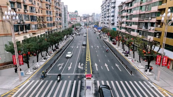 寬闊的街道。朱書靈攝