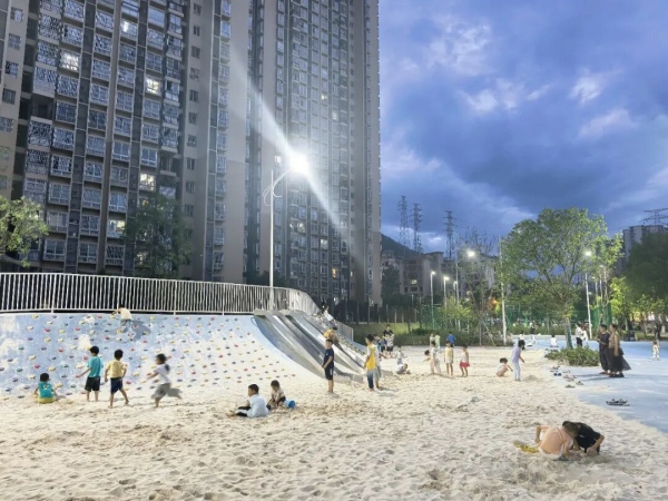 孩子們在文峰街道文成社區口袋公園玩耍。文峰街道供圖