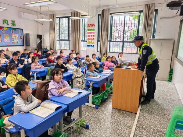 民警进校园开展安全教育。南岸区公安分局供图