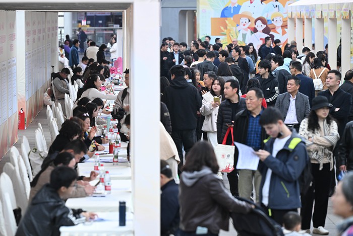 2026年3月30日,在2026年春风行动暨就业援助季市级专场招聘活动现场,求职者正在根据自己的专长,精准应聘。 记者 罗斌 摄/视觉重庆
