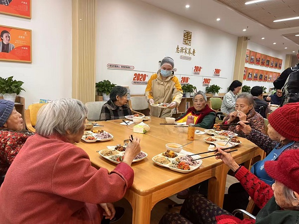 渝中区民政局相关负责人、人大代表、政协委员等来到石油路养老服务中心,与老人同餐共食。周小平摄