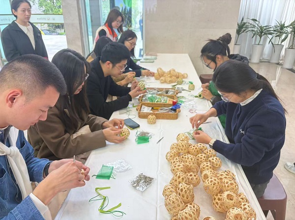 市民们制作清明艾草香囊、鲜花花篮。周小平摄
