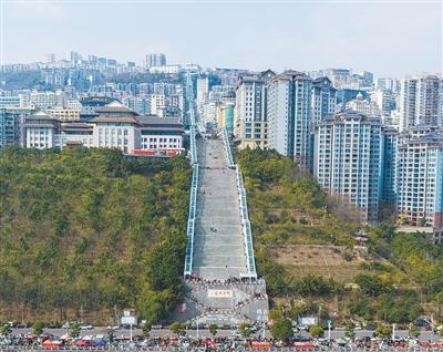 巫山神女大扶梯建于原来步梯旁,便利市民出行。 汪长征摄