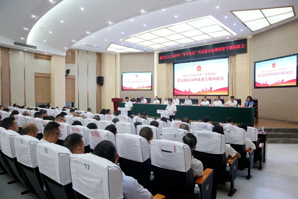 綦江区人大2025年“年中会议”代表建议办理成效专题问政会。綦江区融媒体中心供图