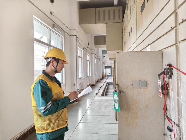 电力人员记录监测数据。国网永川供电公司供图