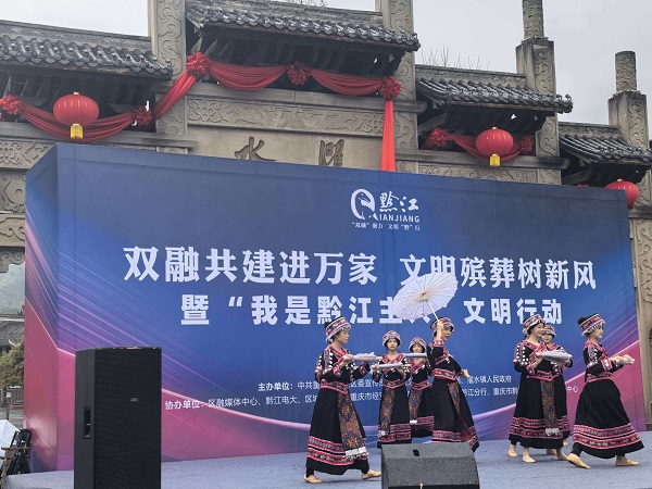 政策宣讲融入土家歌舞、相声小品等群众喜闻乐见的“赶场天”形式。周小平摄