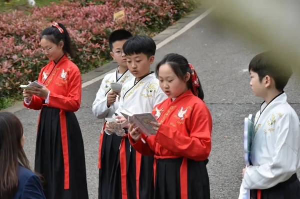 学生在公园里上课。重庆两江新区金山教育集团供图