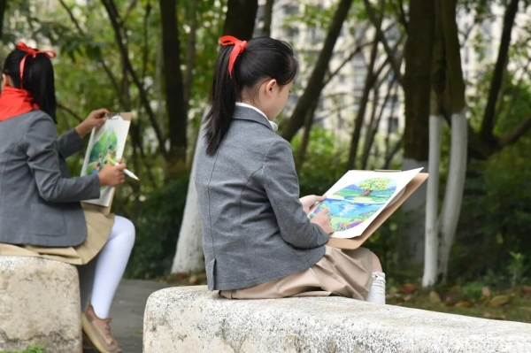 学生用画笔记录春景。重庆两江新区金山教育集团供图