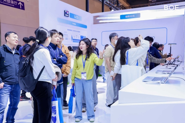 专业观众观展。京东方供图