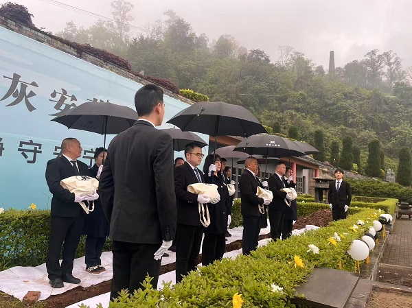 骨灰以花坛葬的方式回归自然。周小平摄