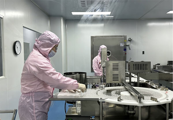 医疗研究员在生产线上操作。恒丰银行重庆分行供图