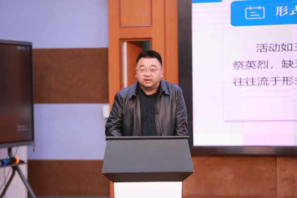 钰鑫小学副校长江波作分享。张源摄