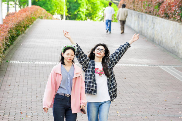 学生们结伴穿行。重庆工程学院供图