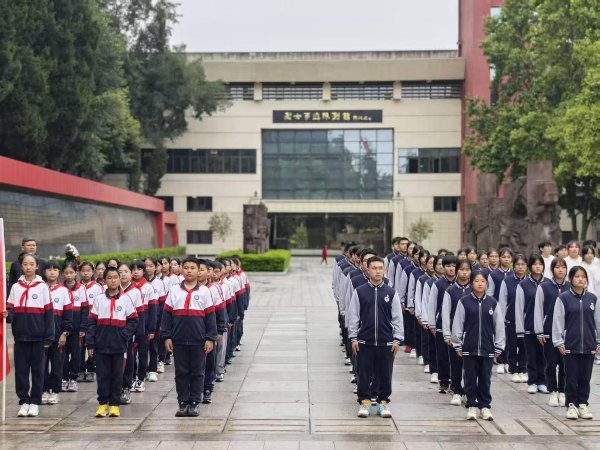 学生们缅怀先烈。受访单位供图