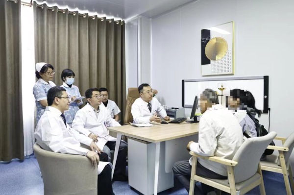 印明柱团队进行诊疗。受访单位供图