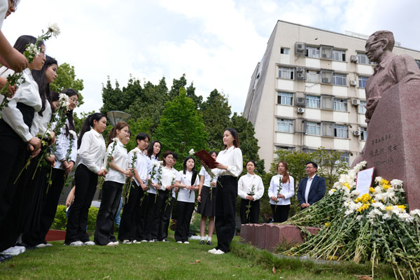 学生代表在侯光炯院士塑像前诵读清明献词。杨坚摄