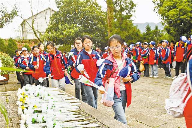 徒步长征路 祭革命英烈 4月1日,酉阳县实验小学的学生们来到南腰界革命根据地,开展清明祭先烈活动。同学们通过徒步长征路、向英烈献花、听红军故事等形式,缅怀革命先烈,矢志传承红色基因,争做时代先锋。特约摄影 邱洪斌/视觉重庆