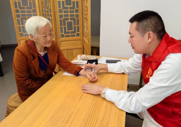 专业中医志愿者为老人义诊。绿荫社工供图